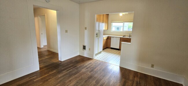 Building Photo - Adorable Two Bedroom Home
