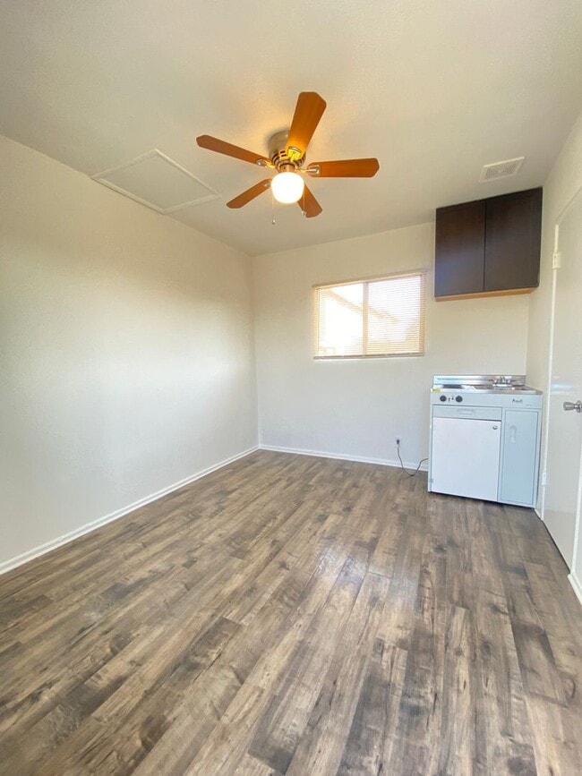 Interior Photo - 917 Centinela Ave