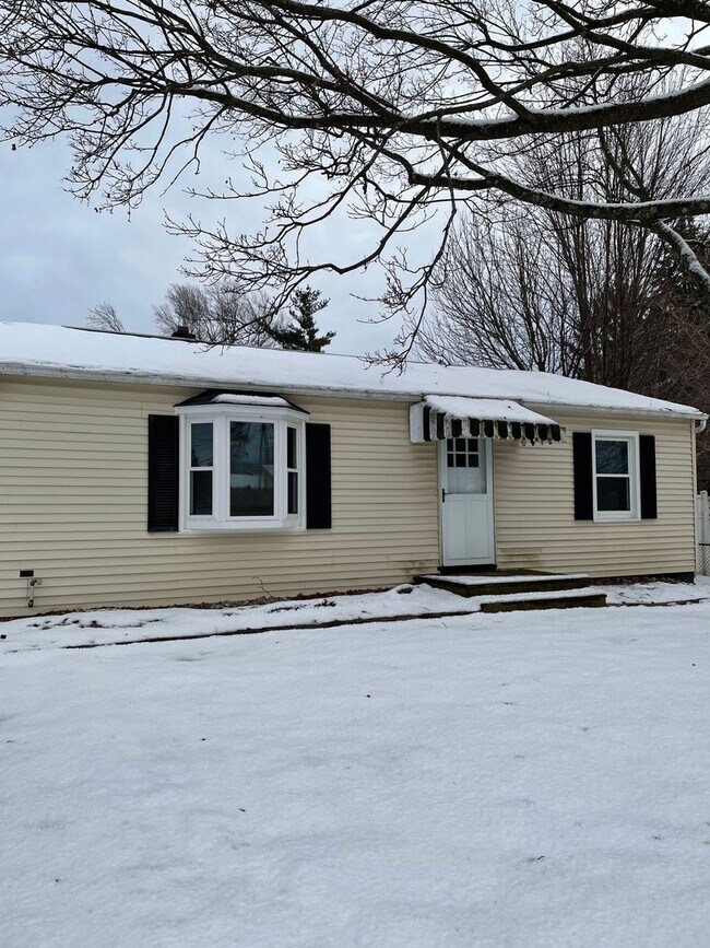 Building Photo - 3 Bed, 1 Bath- Ranch, Liverpool-Galeville