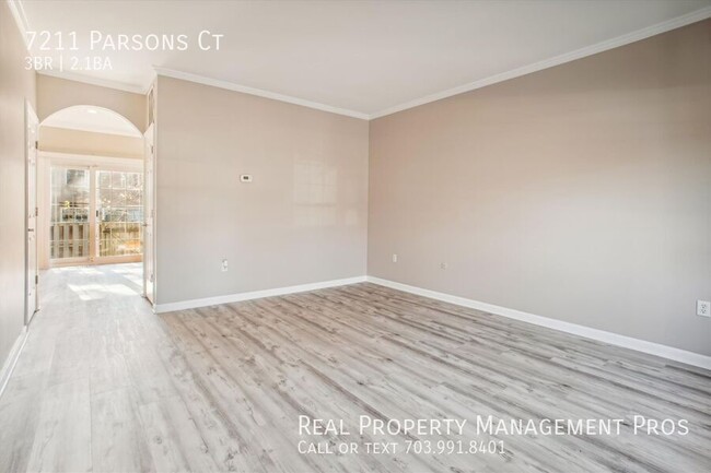 Building Photo - Spacious 3-Bed 2.5-Bath- Modern Updates & ...