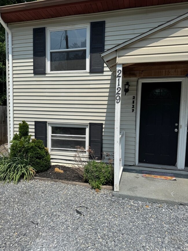 Building Photo - 2127 Hollins Rd NE