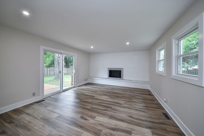 Building Photo - 828 Valley Ln
