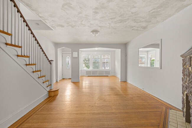 Building Photo - ???UPDATED 3 BEDROOMS AND 1BATH HOME LOCATED IN WEST OAK LANE