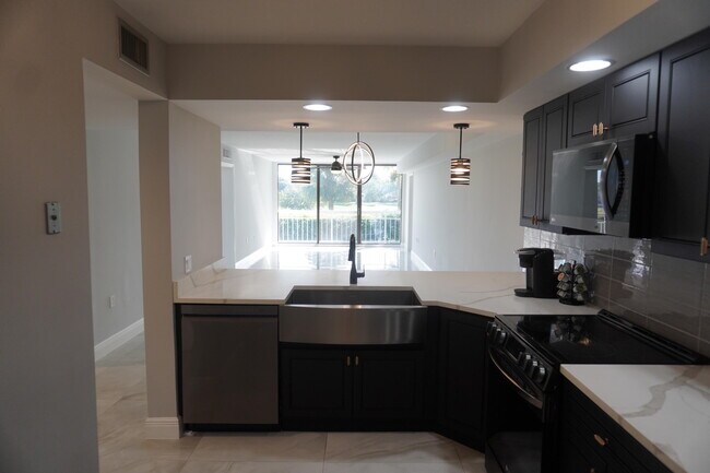 Foto del edificio - 2811 Village Blvd
