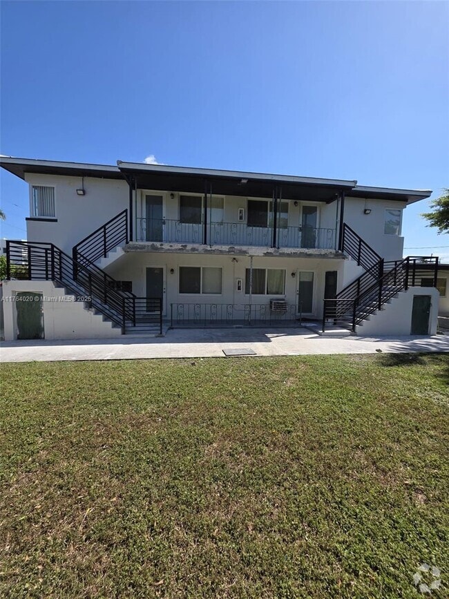 Building Photo - 2140 Biarritz Dr