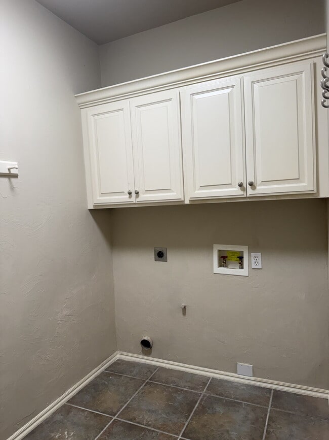 Building Photo - 2921 Longmeadow Ln