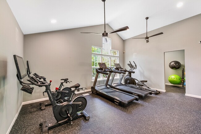 NUEVO gimnasio abierto las 24 horas, los 7 días de la semana en Cardinal Apartments en Greensboro, Carolina del Norte - Cardinal Apartments