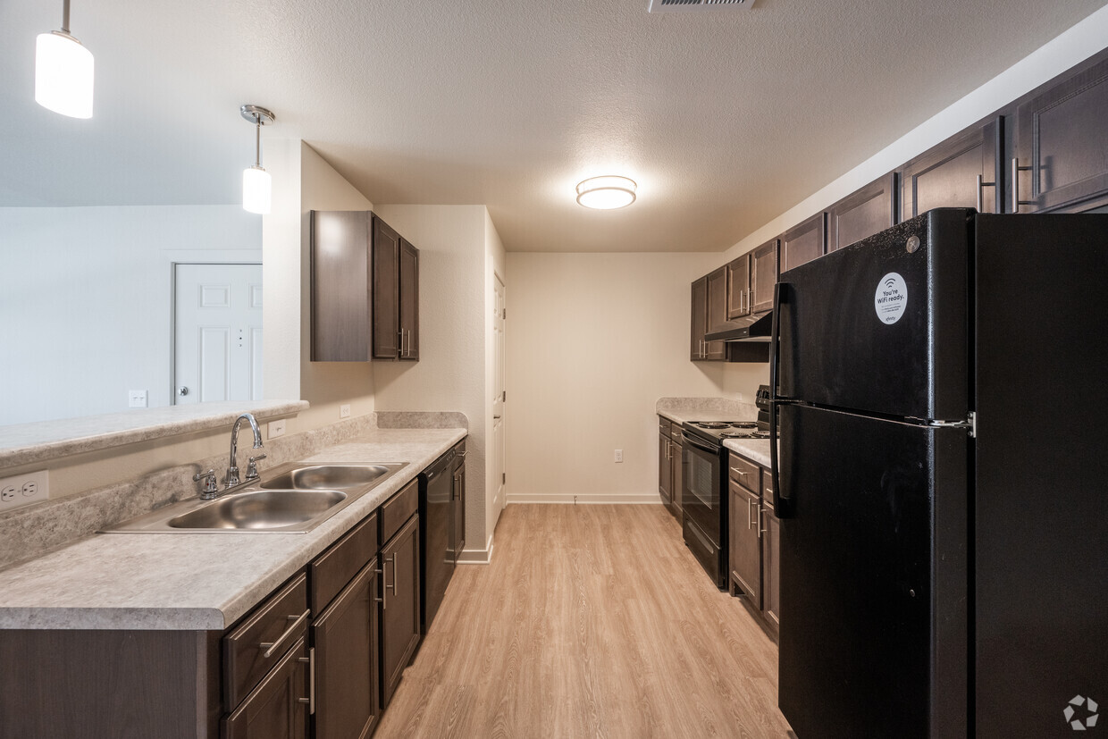 Foto principal - The Creek at Cottonwood Apartment Homes