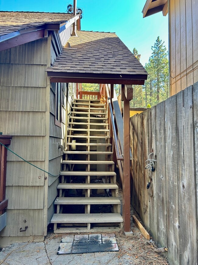 Building Photo - 1068 Ski Run Blvd