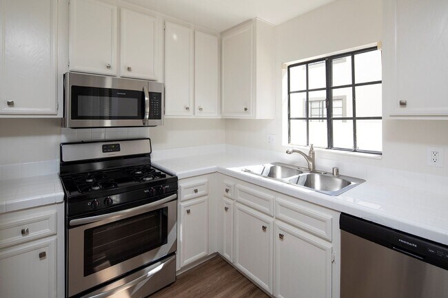 Foto del edificio - Beautiful Upstairs 2BR with a Garage Plus 1 Parking Space!