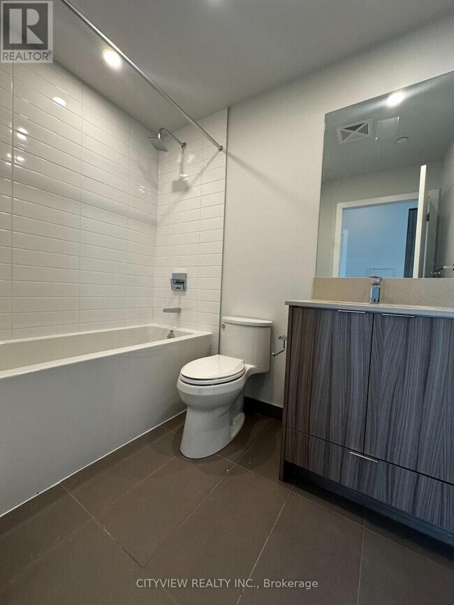 Photo du bâtiment - 430-3430 Square One Dr