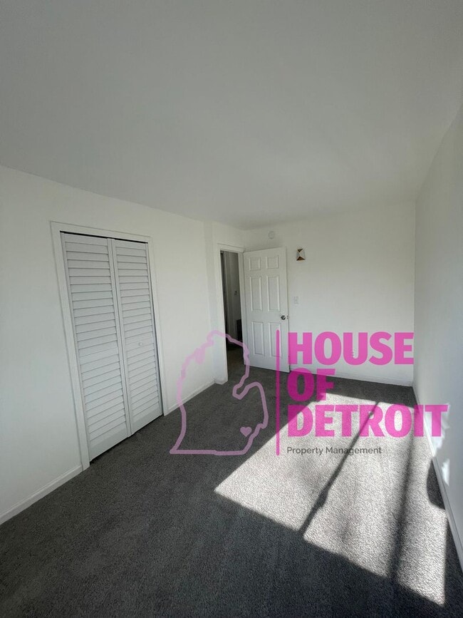 Building Photo - 3 BEDROOM 1 BATH FREE PRE-SCREEN