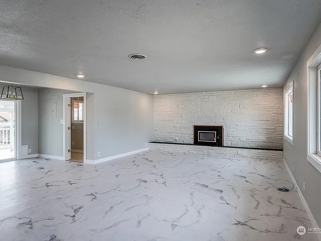 Building Photo - Charming 3 Bedroom Home