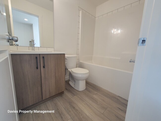 Photo du bâtiment - 9207-9228 228 St NW