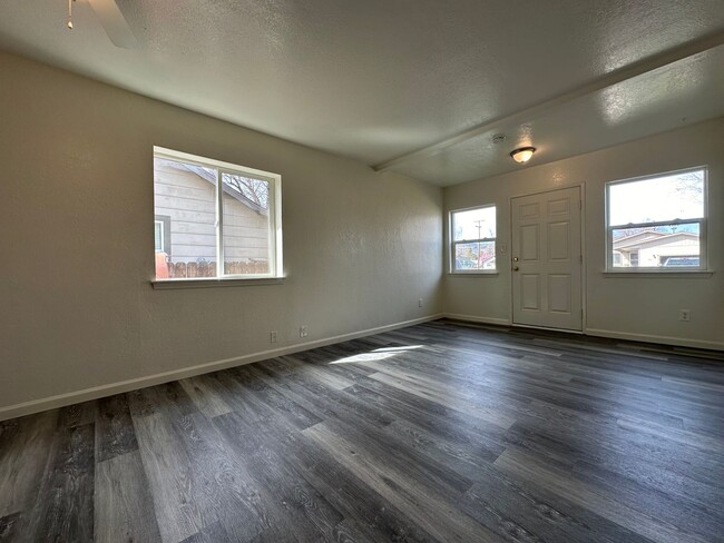 Building Photo - Newly Renovated 3BR/1 Bath Home