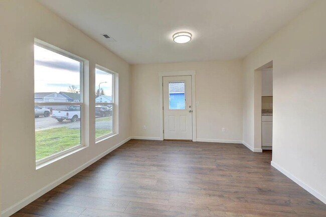 Foto del edificio - 830 W 12th St