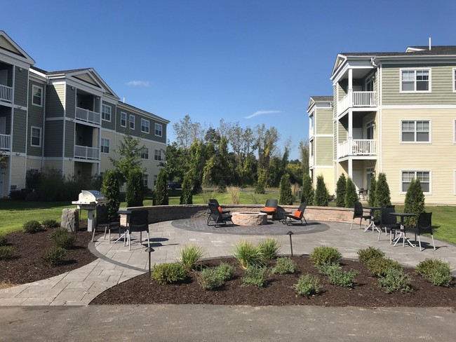 Patio con parrillas y hoguera - Broadleaf Boulevard Apartments