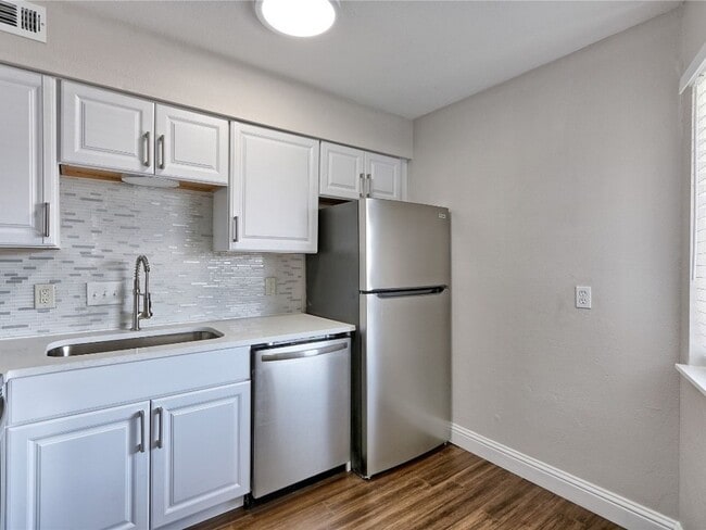 Building Photo - Studio Townhome in Austin