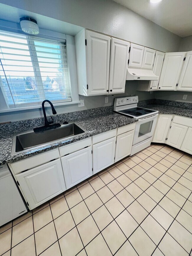 Foto del edificio - Beautiful 4 Bedroom 3-Bathroom Home