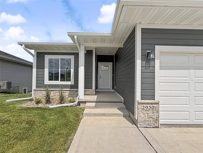 Building Photo - 2930 Lake Hill Dr