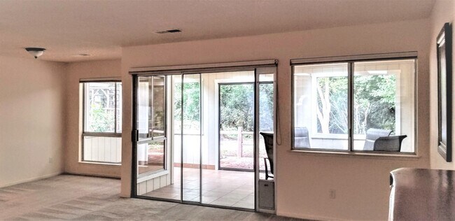 Building Photo - Comfortable, Clean, 2 Bedroom, 2 Bath in O...