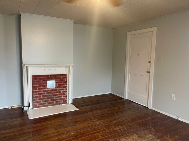 Building Photo - Duplex Available In Great Location