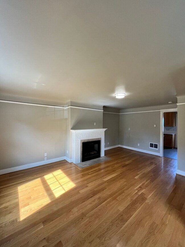 Foto del edificio - Gorgeous 2-Bedroom Townhome! Hardwood Floo...