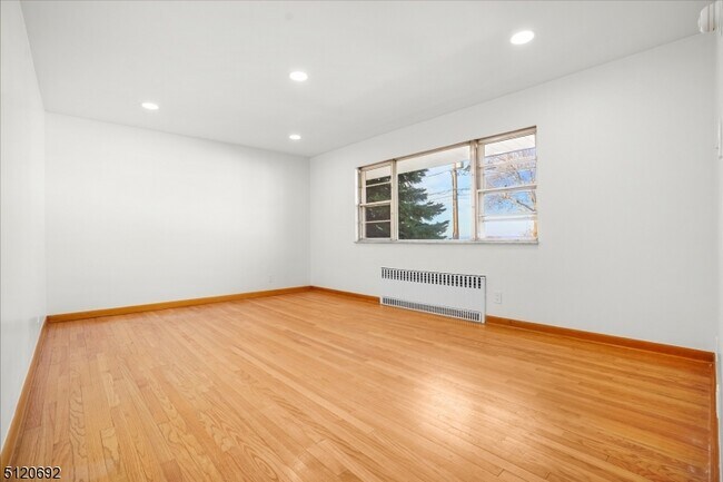 Building Photo - 174 6th St
