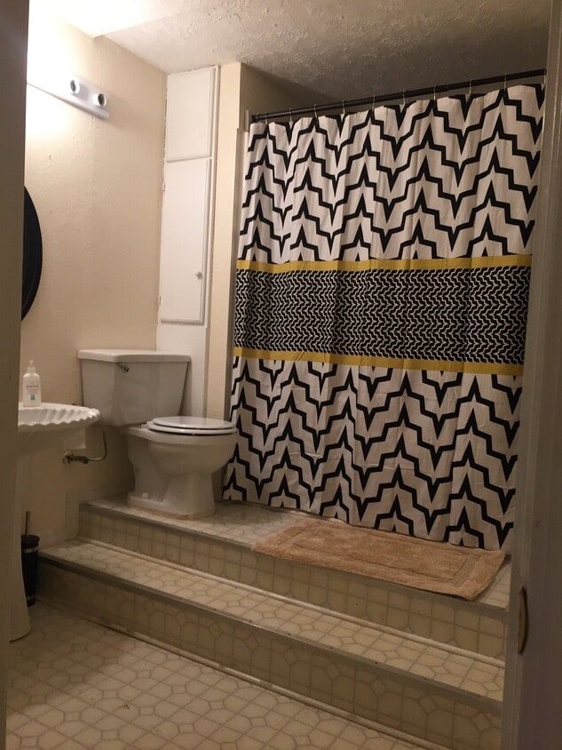 Building Photo - 2-4 Hickory Ridge