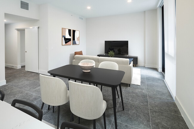 Áreas de comedor y sala de estar de Signature Collection Townhome - Avalon South Miami