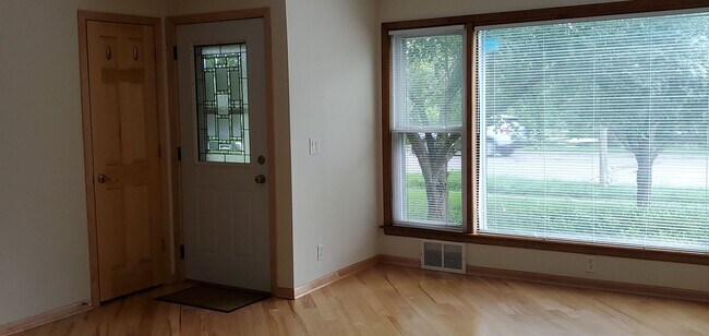 Foto del edificio - Charming 2-Bedroom Ranch-Style House for R...