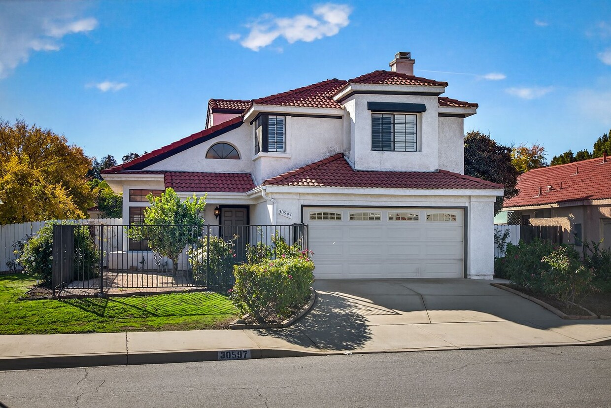 Foto principal - 3-Bedroom 2-Story Redlands Home with Big Backyard