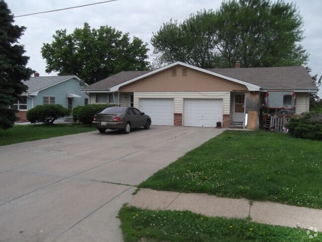 Building Photo - 3114 S 44th St
