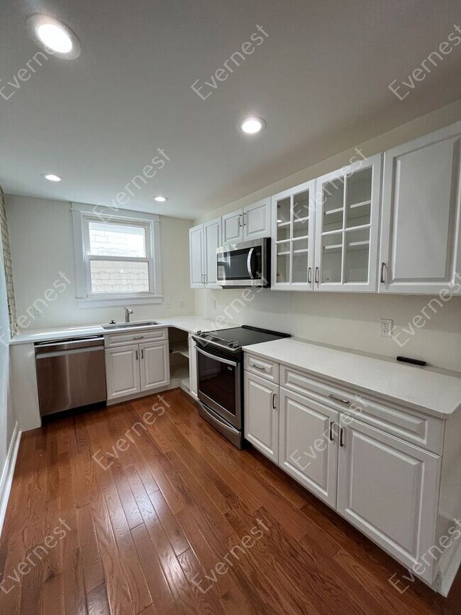 Building Photo - Charming 2-Bedroom Home with Modern Amenit...