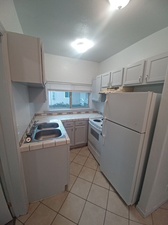 Building Photo - Vieira-PM-019-0099-15750