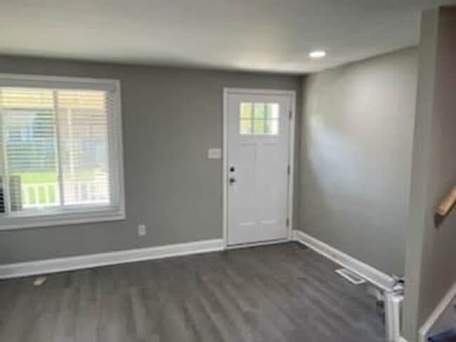Building Photo - 5 bedroom 2.5 bath home