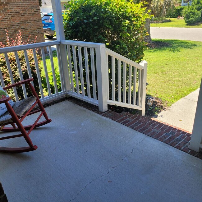 Building Photo - Welcome to this beautiful 3 bedroom, 2 bathroom house located in Cypress Island Subdivision .