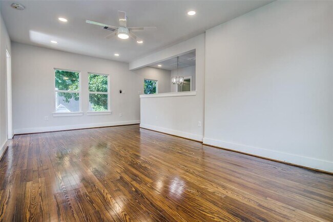 Building Photo - 2221 Rosewood St