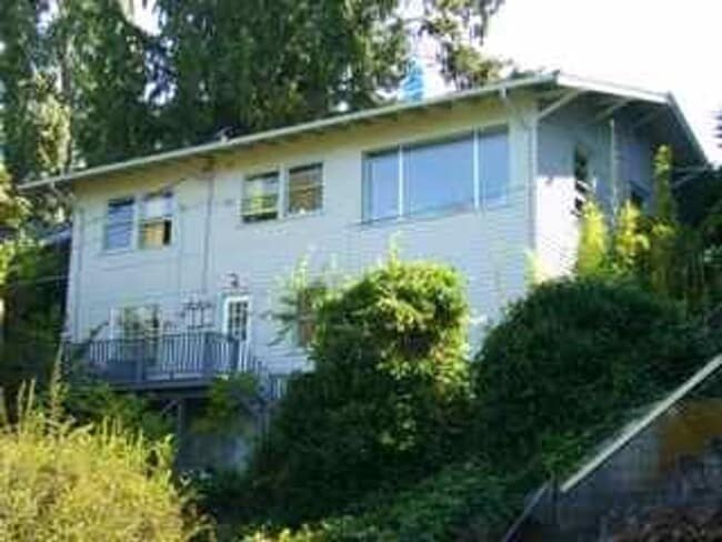 Building Photo - 2 & 4 Bedroom Apartments with Classic Charm & Bay View