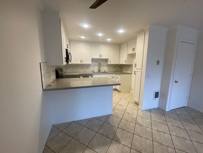 Building Photo - Charming 2 Bed, 2 Bath Carlsbad Condo