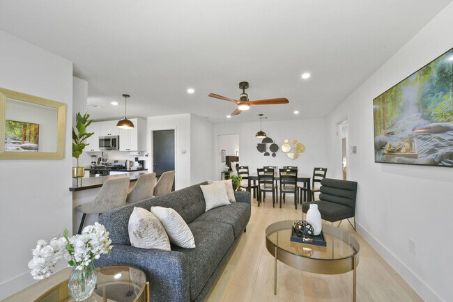 Building Photo - 5122 Hialeah Dr