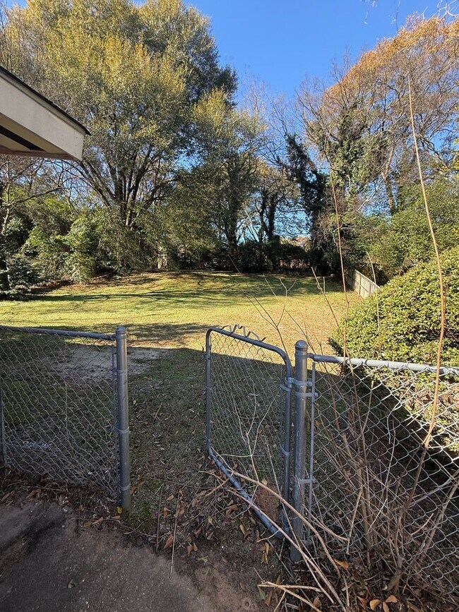 Foto del edificio - ** 3 bed 1 bath located in Forest Hills ** Call 334-366-9198 to schedule a self showing