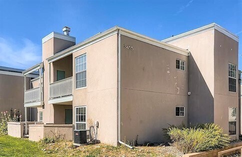 Foto principal - Charming 3-Bedroom, 2-Bath Condo for just ...