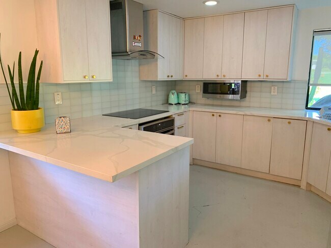 Foto del edificio - 686 N Palomar Cir