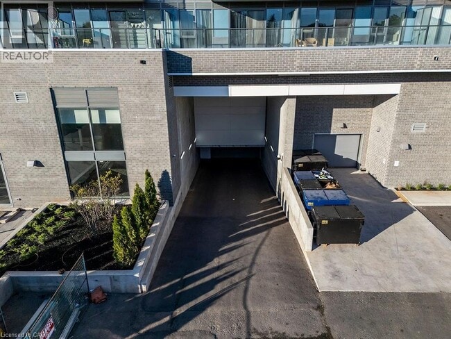 Photo du bâtiment - 2782 Barton St E