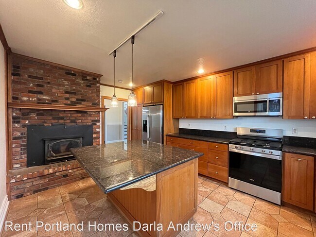 Building Photo - 4 br, 3.5 bath House - 20458 Beavercreek Road