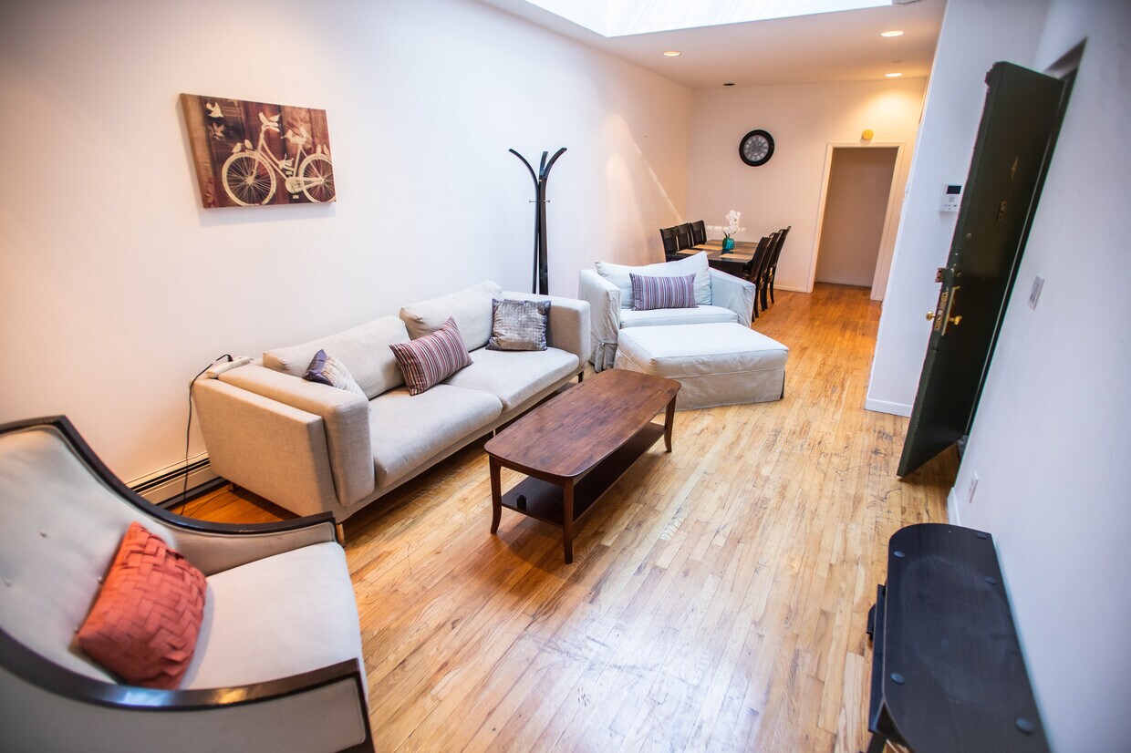 Living room - 214 E 49th St