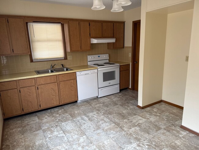 Building Photo - 2 Bedroom House! South!  $895 Yard Care In...