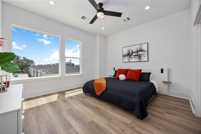 Building Photo - 1935 Knoll St