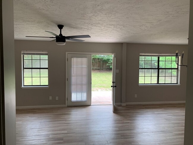 Building Photo - Texas Oak